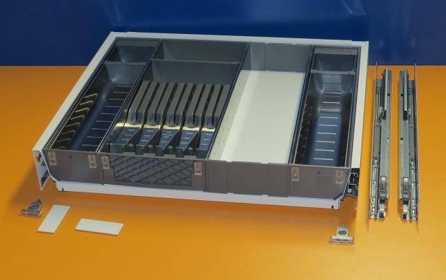 Blum Tandembox Antaro Schublade für 60er Schrankbreite, mit Besteckeinsatz von Blum, Orgaline ZSI.60VUI6 und Messerhalter ZSZ.02M0