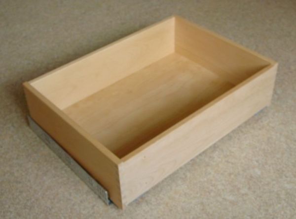 Holzschub aus Buche, lackiert; mit Auszugsschienen