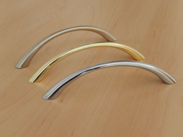 Eleganter Bogengriff 2101, aus Metall in drei verschiedenen Oberflächen